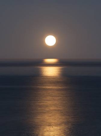 69073147-super-luna-se-establece-sobre-el-océano-pacífico-en-laguna-beach-california-estados-unidos